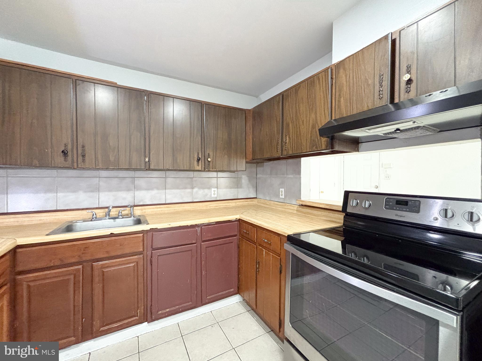 814 A Windstream Way, Unit 814A Edgewood, MD 21040 - Photo 9 of 27 a kitchen with a sink and cabinets