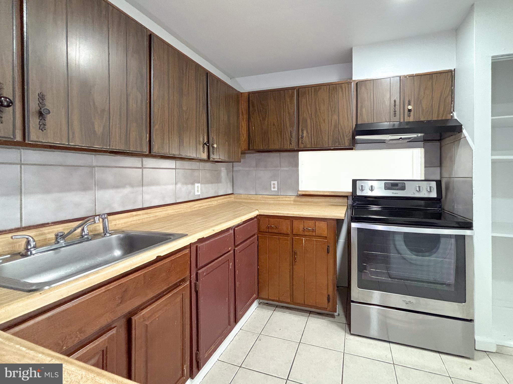 814 A Windstream Way, Unit 814A Edgewood, MD 21040 - Photo 10 of 27 a kitchen with granite countertop stainless steel appliances and cabinets