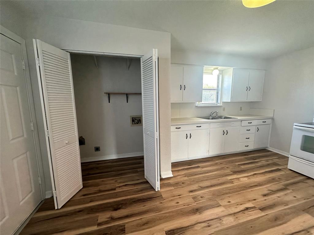 58 Haynes Road Weatherford, TX 76087 - Photo 8 of 12 a bathroom with a sink a mirror and a bathtub