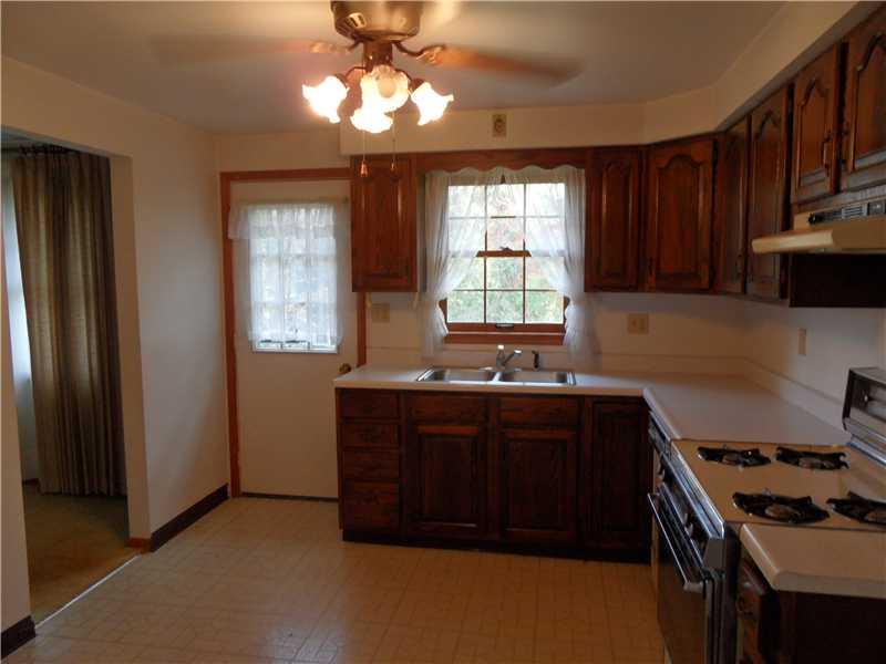 22 Sipe Road Coraopolis, PA 15108 - Photo 4 of 12 Kitchen.