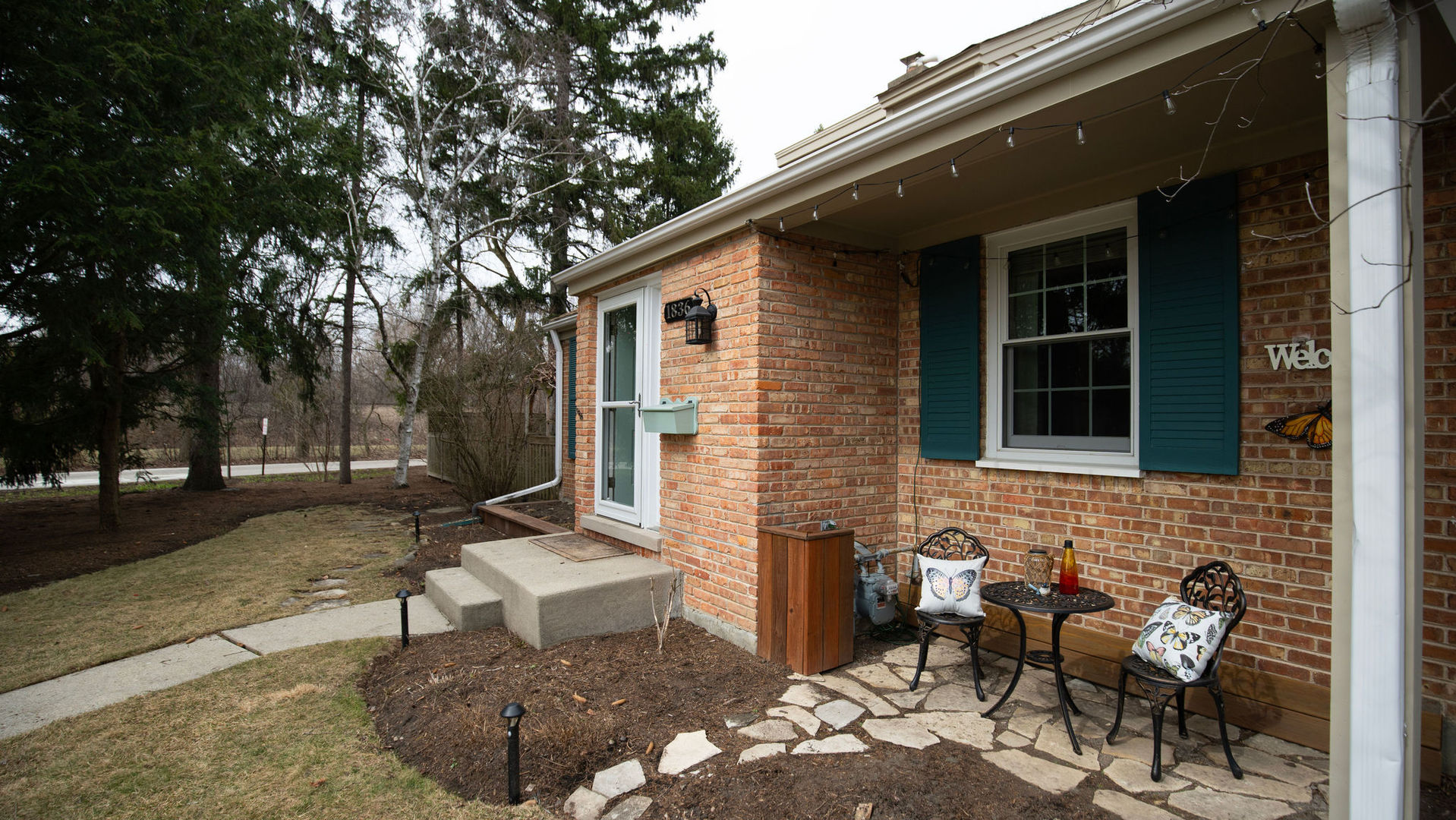 1836 Oak Avenue Northbrook, IL 60062 - Photo 25 of 41 a view of a patio with table and chairs with wooden fence and plants