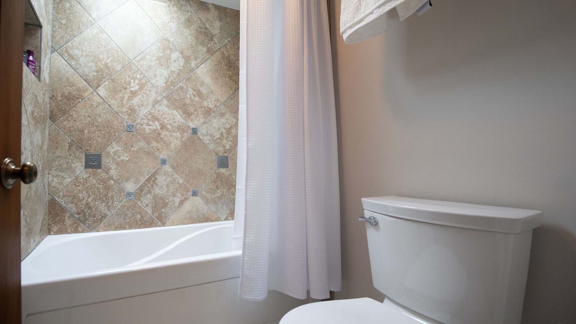 1836 Oak Avenue Northbrook, IL 60062 - Photo 10 of 41 a bathroom with a toilet and a bathtub