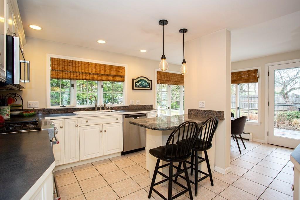 186 Viscount Road Longmeadow, MA 01106 - Photo 9 of 37