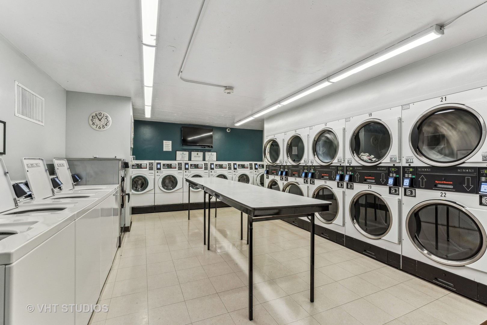 555 West Cornelia Avenue, Unit 412 Chicago, IL 60657 - Photo 12 of 20 a kitchen with a stove a sink and cabinets