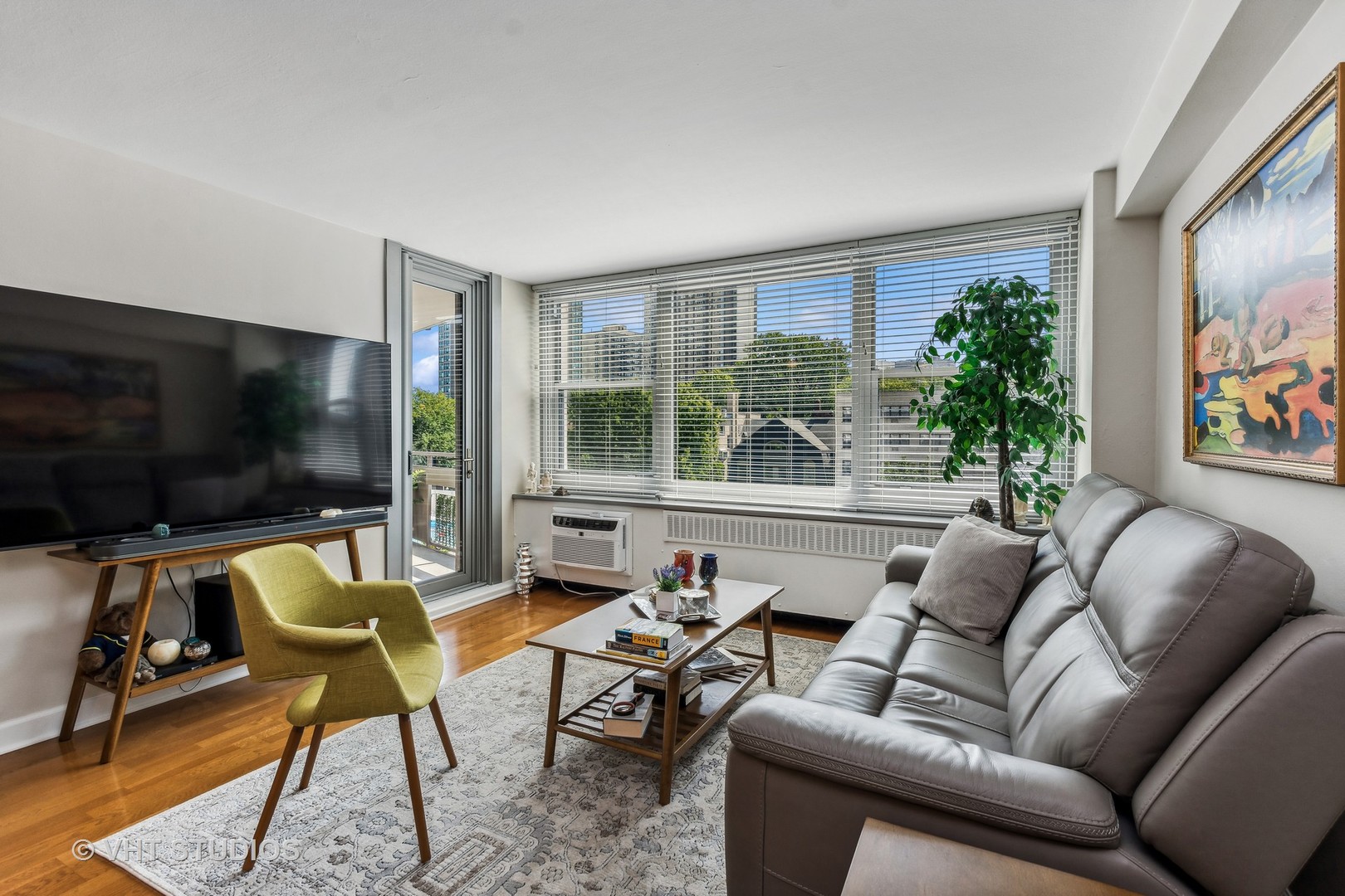 555 West Cornelia Avenue, Unit 412 Chicago, IL 60657 - Photo 3 of 20 a living room with furniture and a flat screen tv