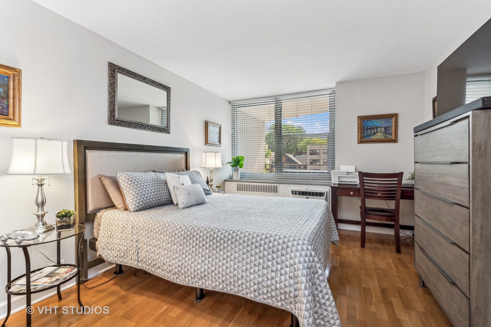 555 West Cornelia Avenue, Unit 412 Chicago, IL 60657 - Photo 7 of 20 a bedroom with a bed and a large window