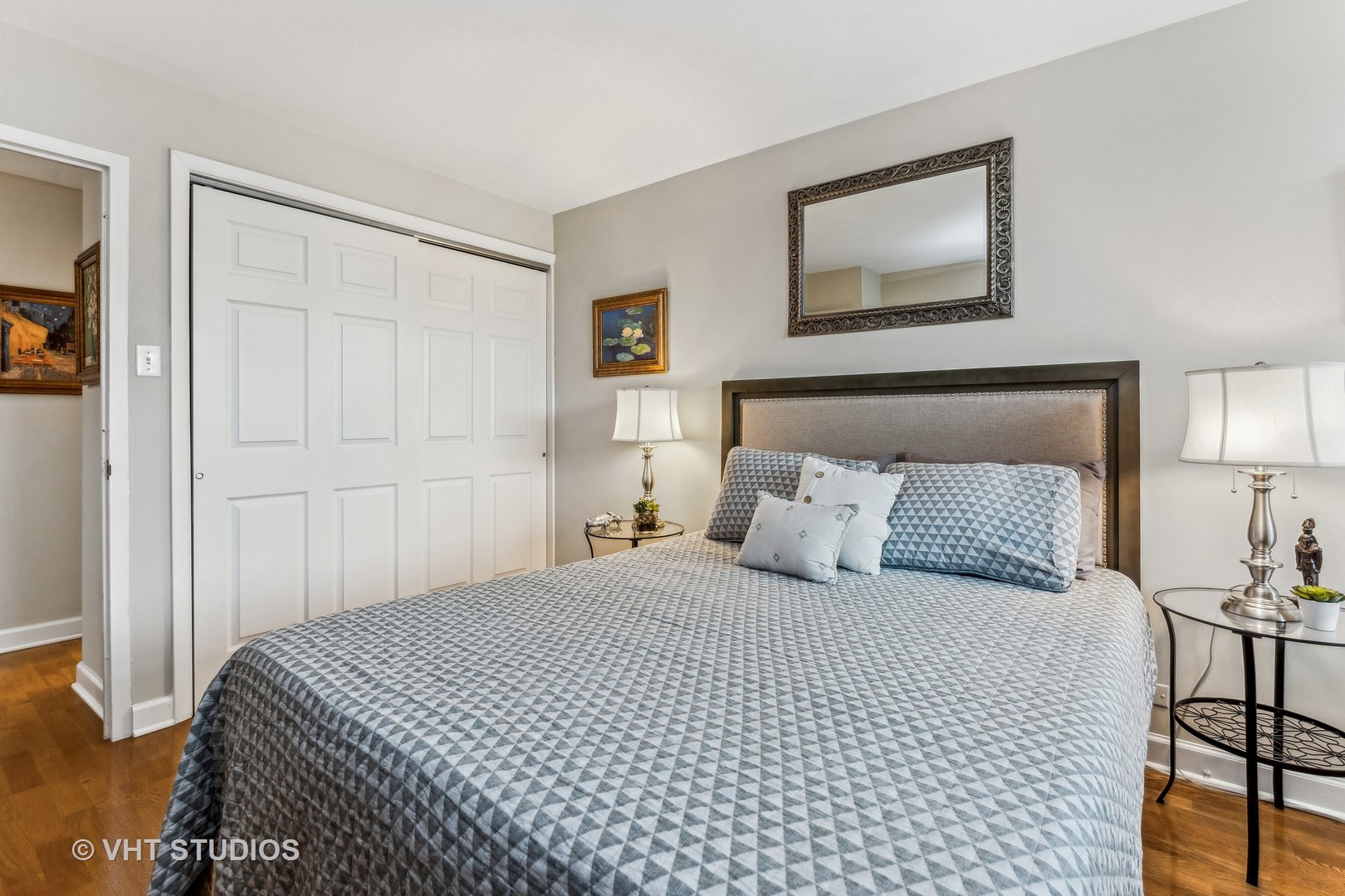 555 West Cornelia Avenue, Unit 412 Chicago, IL 60657 - Photo 8 of 20 a bedroom with a bed and a lamp