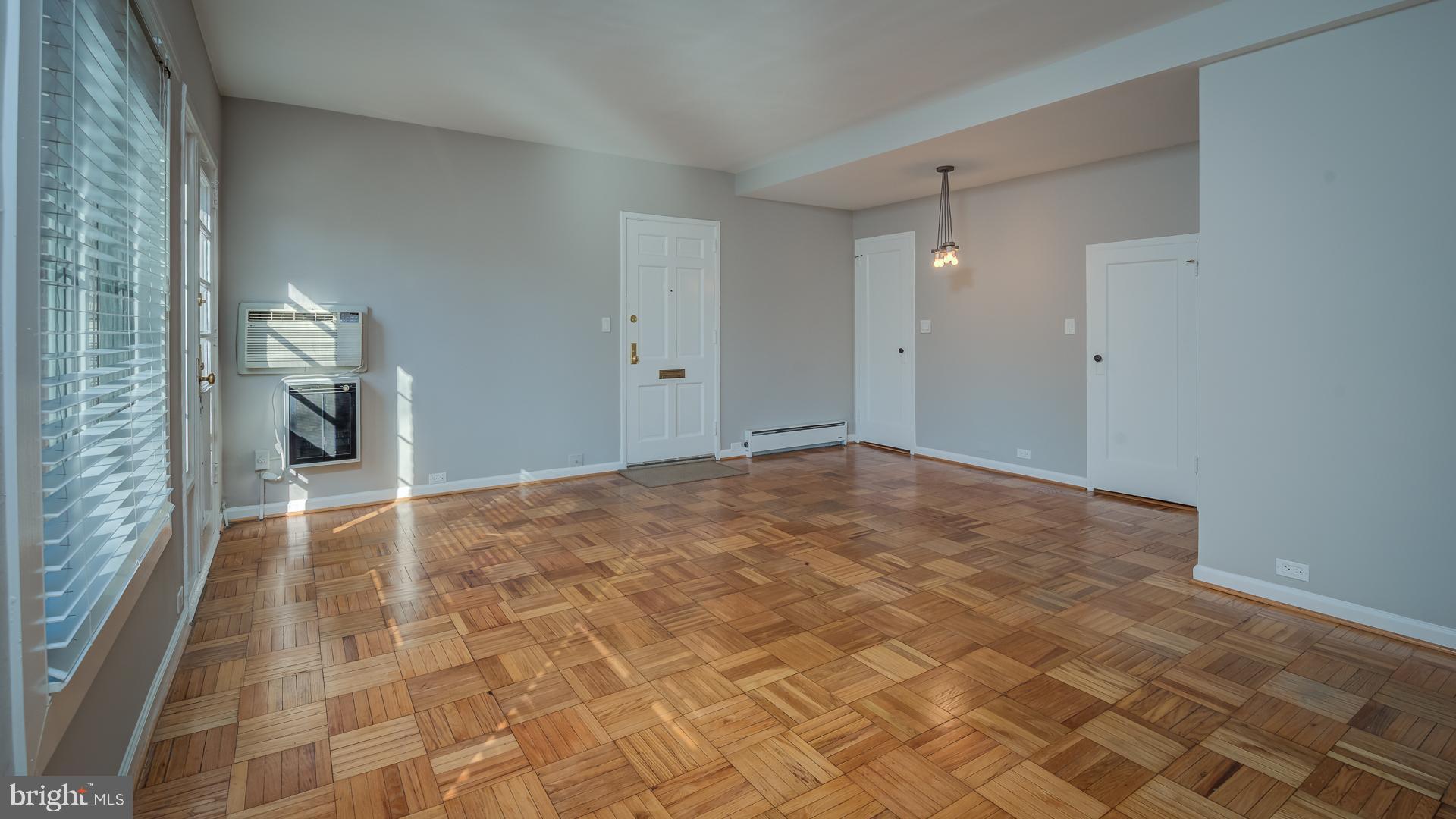 3522 Gunston Road Alexandria, VA 22302 - Photo 8 of 31 Living room/Dining room
