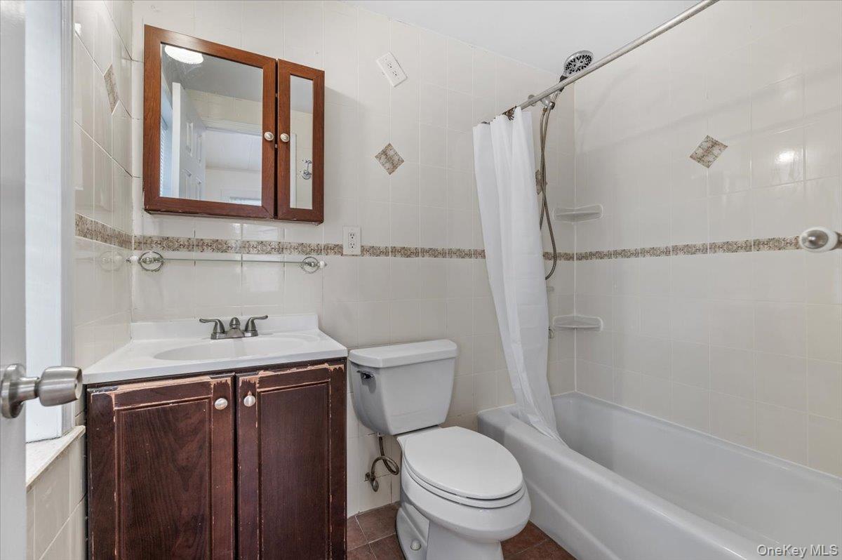 4316 249th Street Queens, NY 11363 - Photo 5 of 24