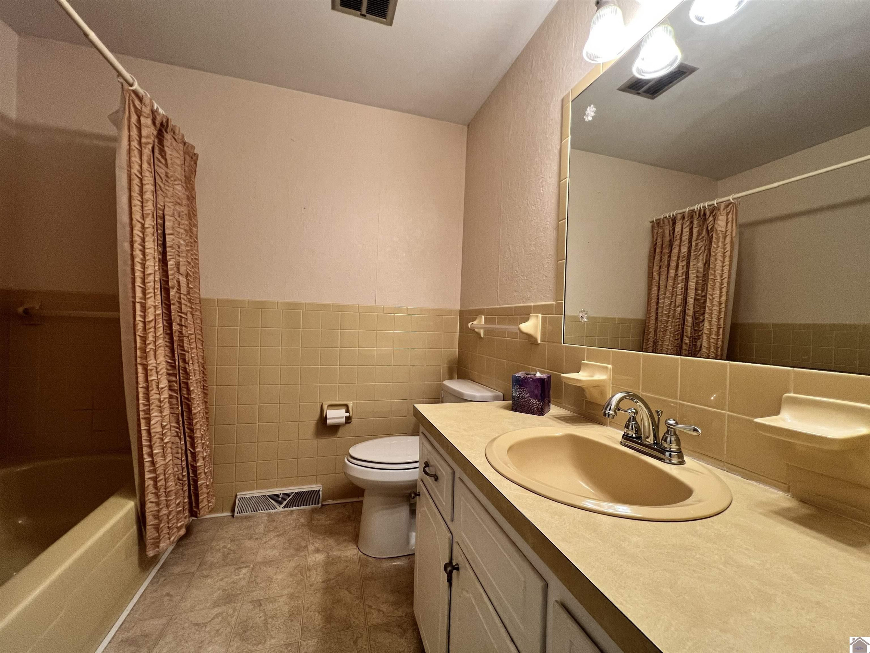 822 South 9th Street Murray, KY 42071 - Photo 19 of 29 Full Hall Bath
