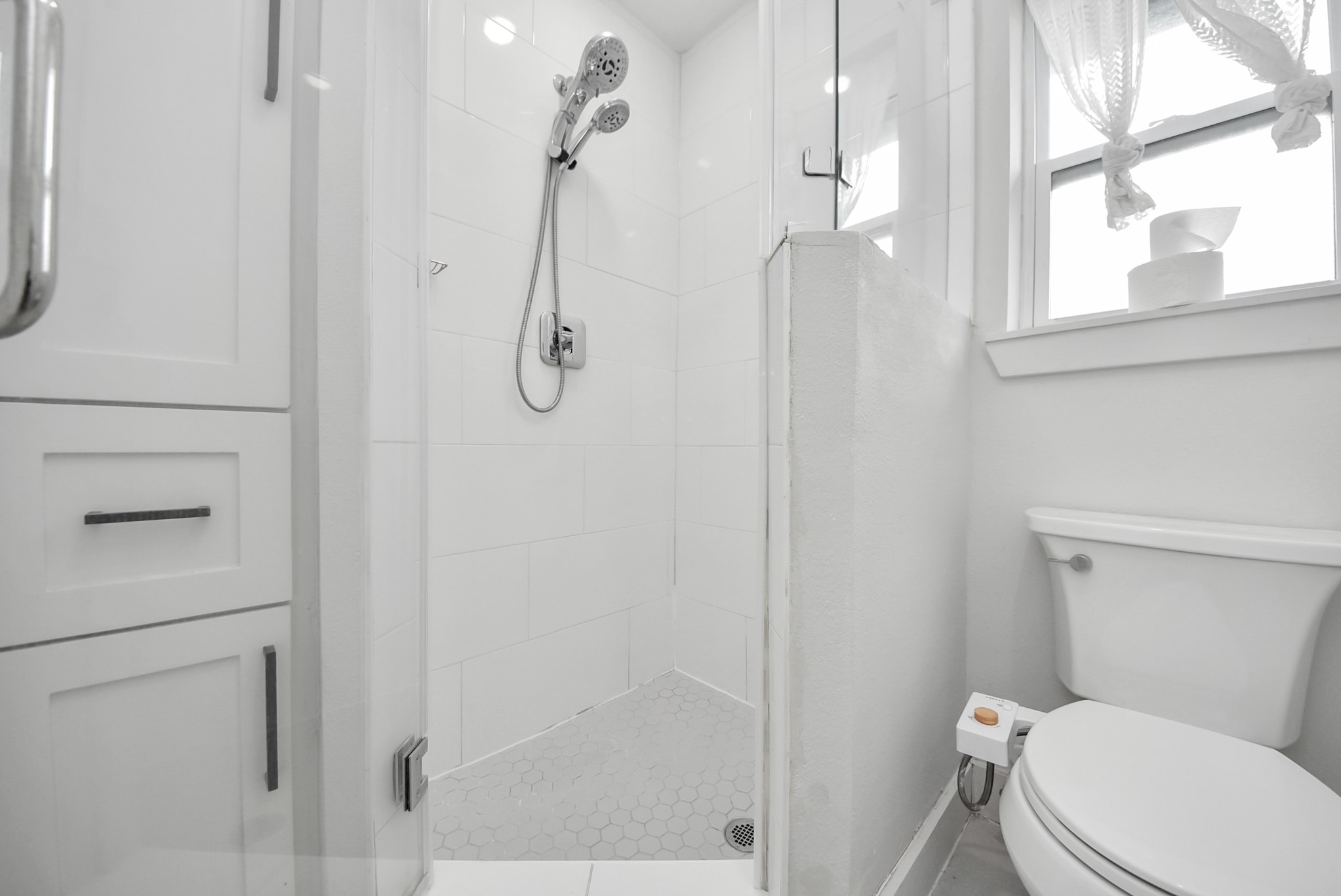 9731 Clanton Street Houston, TX 77080 - Photo 24 of 41 Primary Bathroom