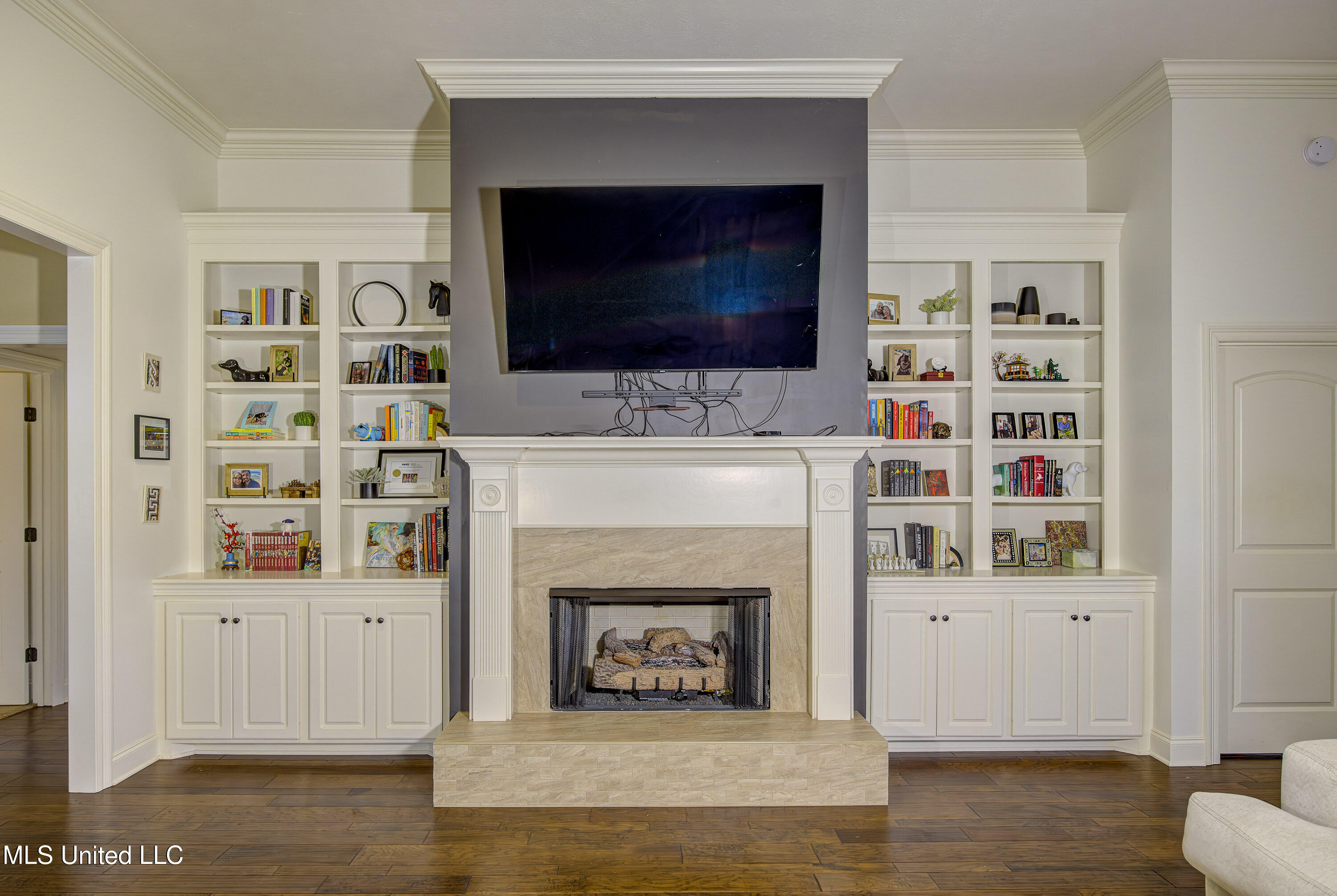 127 Rockbridge Crossing Clinton, MS 39056 - Photo 9 of 55 Living Room Gas Fireplace and Built-Ins