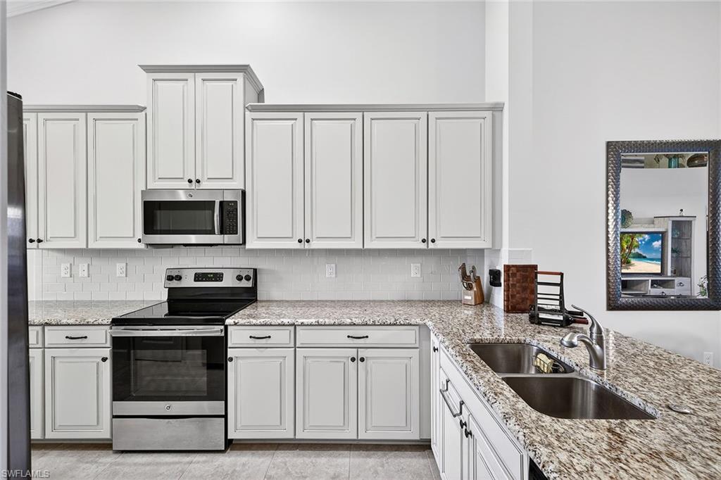 9419 Benvenuto Court, Unit 202 Naples, FL 34119 - Photo 9 of 44 Kitchen