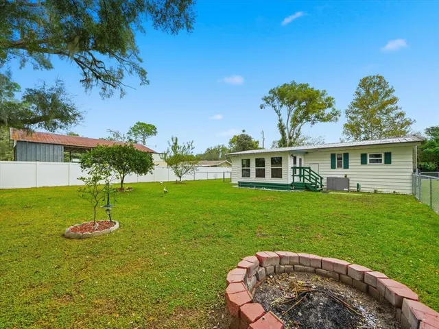 a view of a house with a backyard