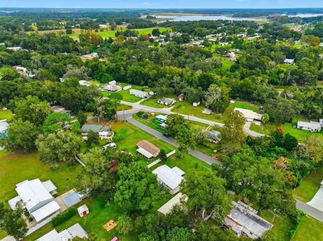 a view of a large yard with lots of green space