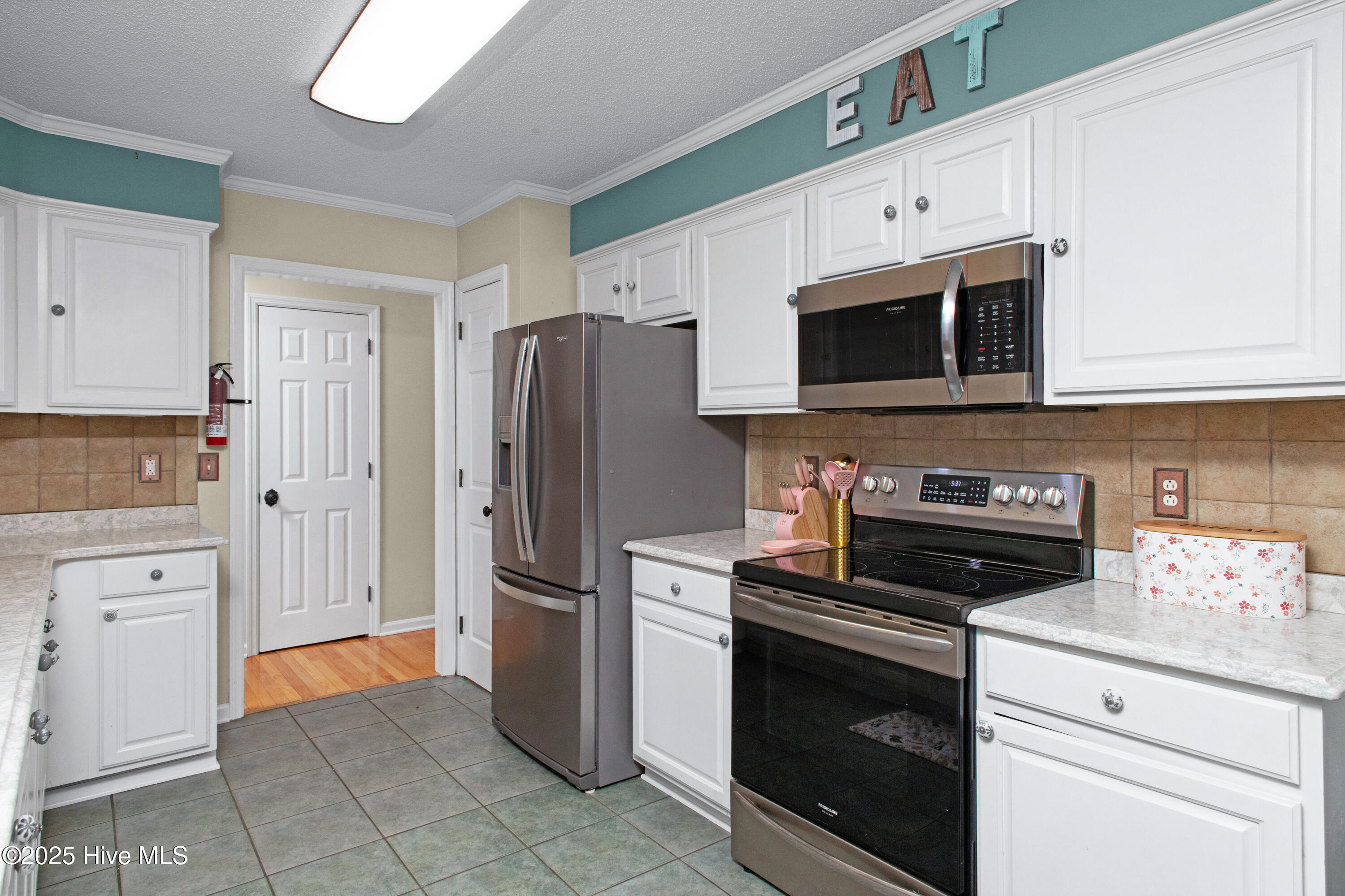 252 Pirates Road New Bern, NC 28562 - Photo 3 of 33 Kitchen