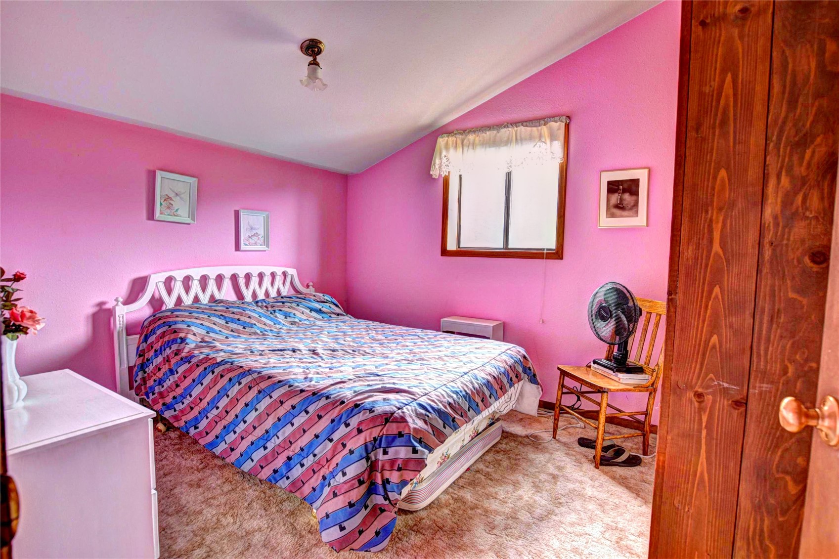 1722 Stagestop Road Jefferson, CO 80456 - Photo 12 of 26 a bedroom with a bed and a chair