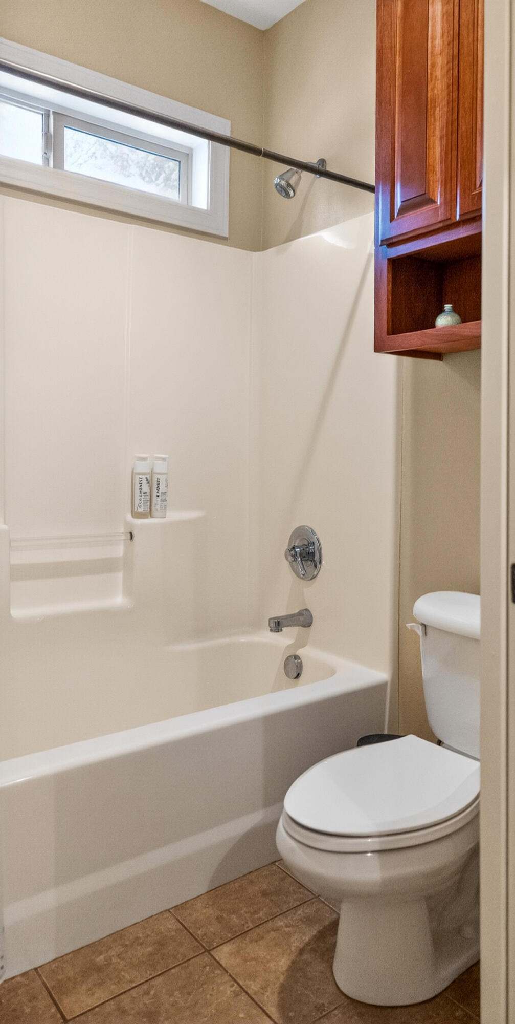 10421 Kestrel Road Klamath Falls, OR 97601 - Photo 41 of 56 a bathroom with a toilet and a bath tub