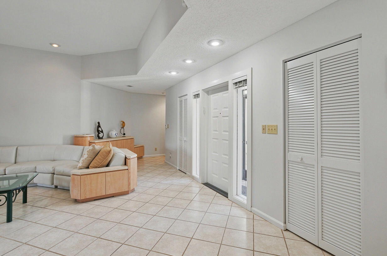 20516 Linksview Way Boca Raton, FL 33434 - Photo 10 of 48 Living Room