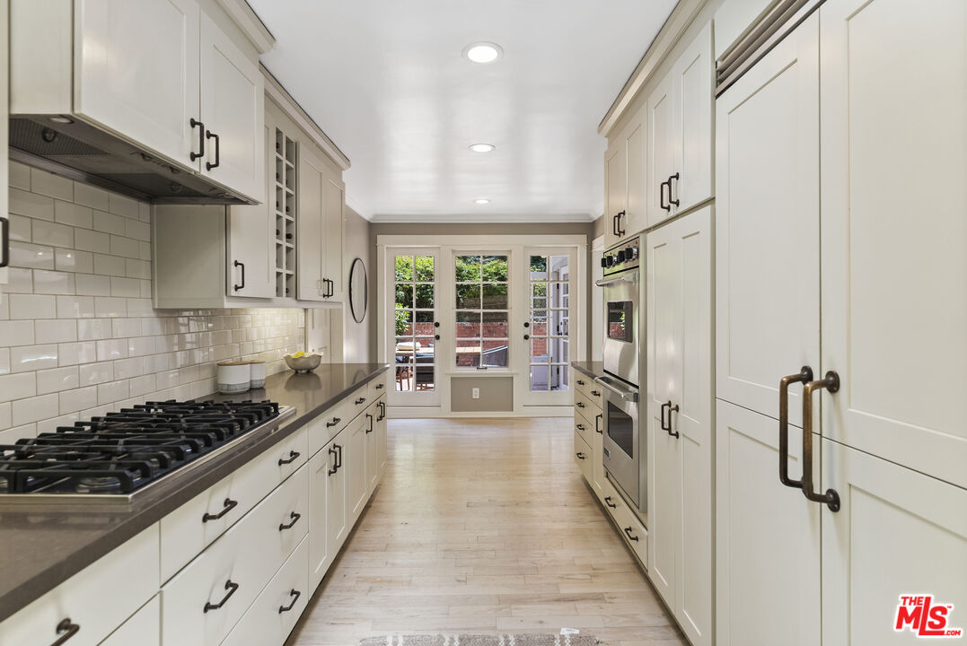 9520 Gloaming Drive Beverly Hills, CA 90210 - Photo 12 of 44 a kitchen with granite countertop a stove and a refrigerator