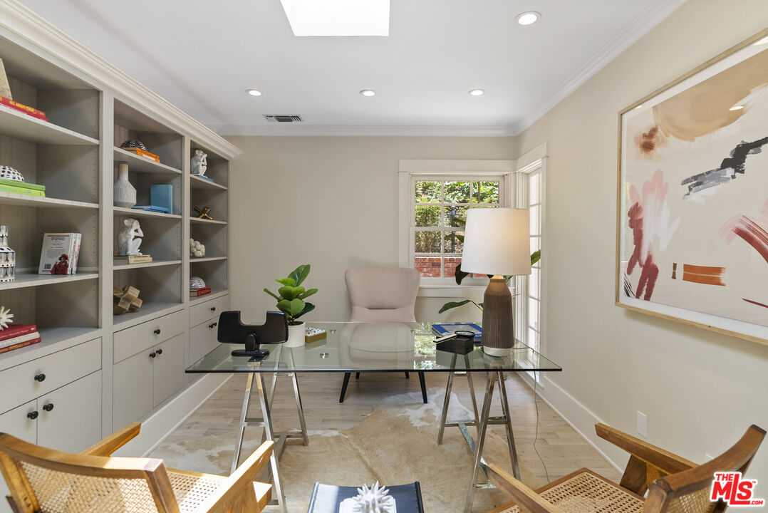 9520 Gloaming Drive Beverly Hills, CA 90210 - Photo 14 of 44 a living room with furniture and a book shelf
