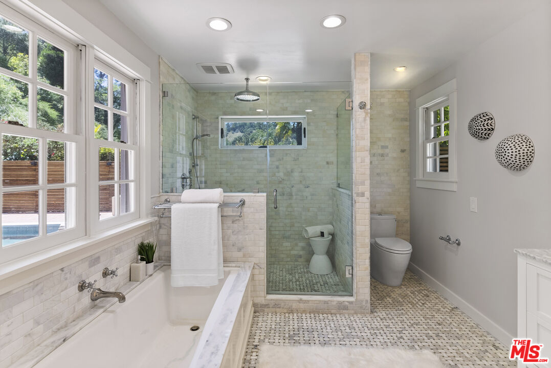 9520 Gloaming Drive Beverly Hills, CA 90210 - Photo 19 of 44 a bathroom with a sink toilet and shower