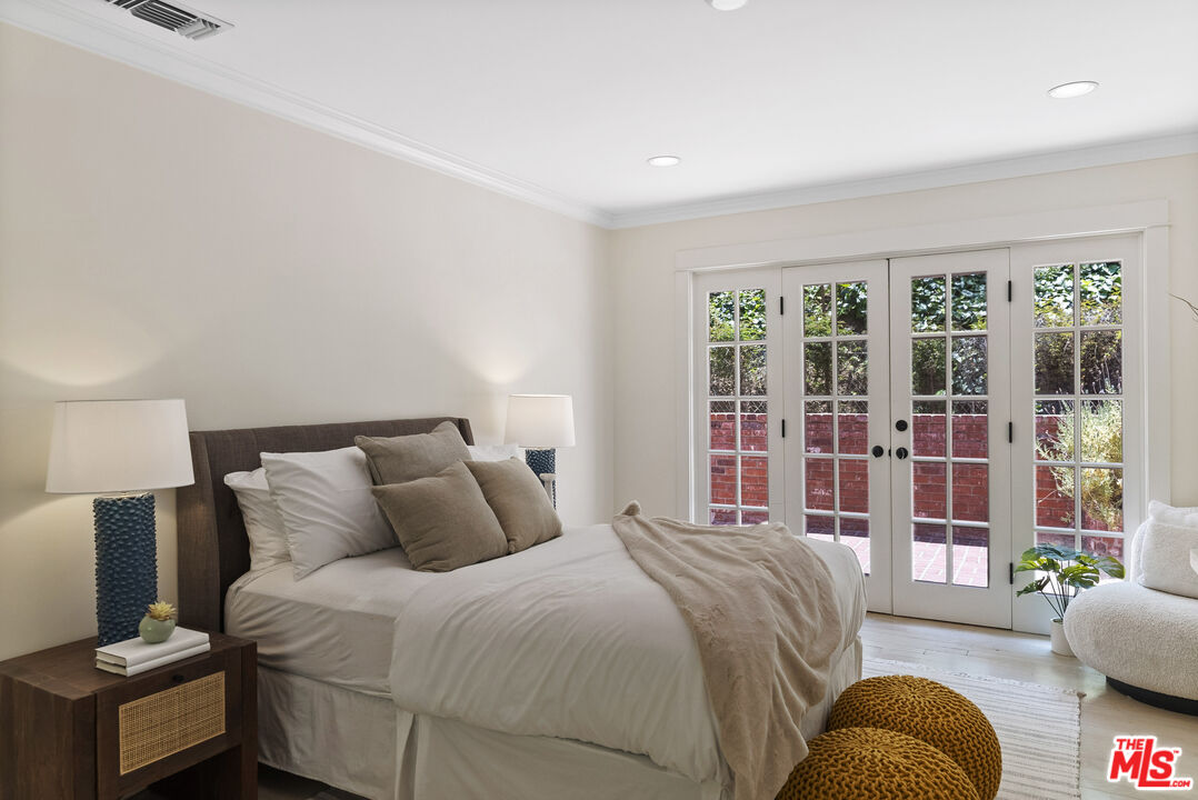 9520 Gloaming Drive Beverly Hills, CA 90210 - Photo 25 of 44 a bedroom with a bed and wooden floor