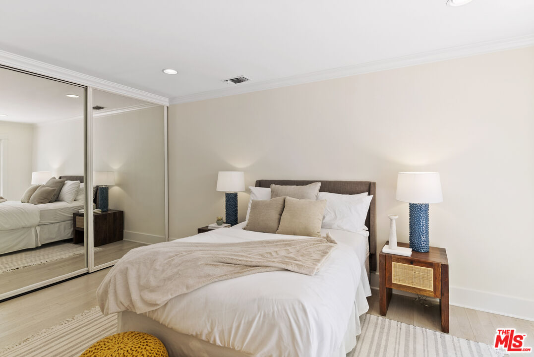 9520 Gloaming Drive Beverly Hills, CA 90210 - Photo 27 of 44 a bedroom with a bed and a couch