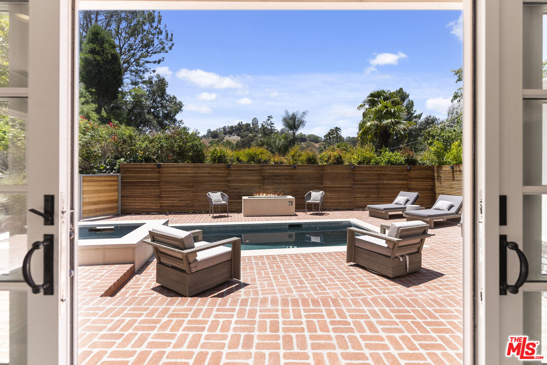 9520 Gloaming Drive Beverly Hills, CA 90210 - Photo 30 of 44 a patio view with patio