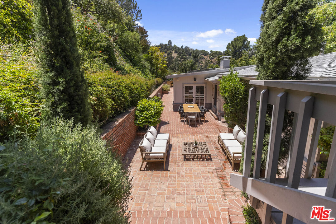 9520 Gloaming Drive Beverly Hills, CA 90210 - Photo 36 of 44 a view of backyard of house with seating space