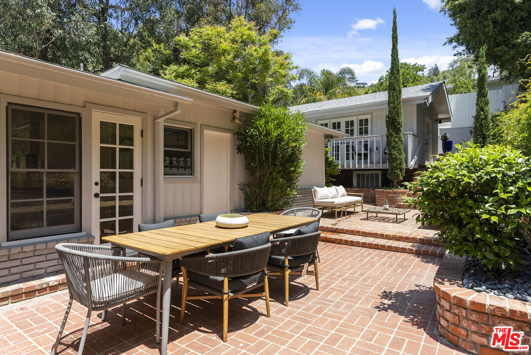 9520 Gloaming Drive Beverly Hills, CA 90210 - Photo 39 of 44 a view of a patio with table and chairs and potted plants