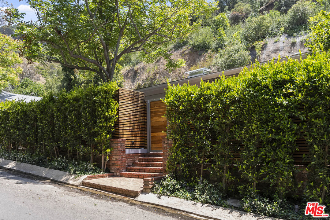 9520 Gloaming Drive Beverly Hills, CA 90210 - Photo 42 of 44