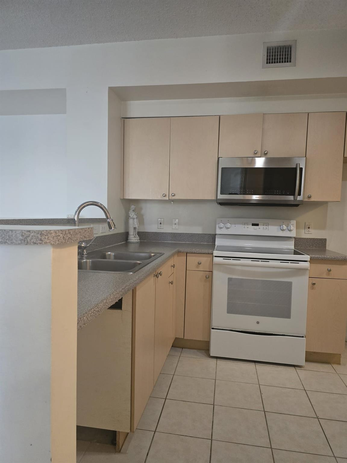 7970 North Nob Hill Road, Unit 205 Tamarac, FL 33321 - Photo 2 of 28 Photo 2