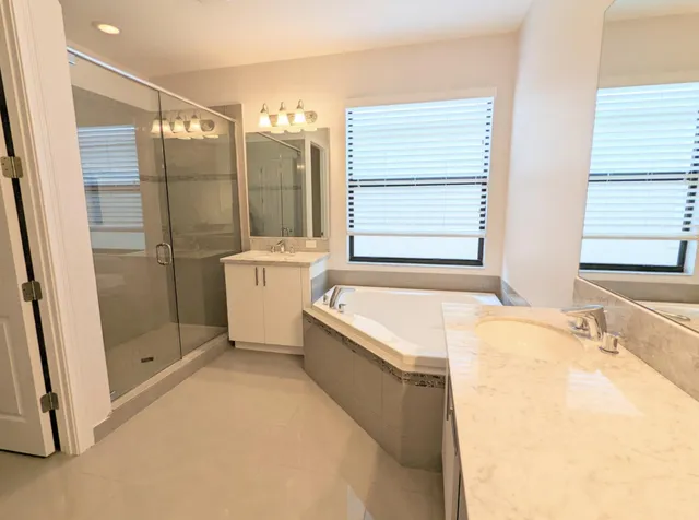 a view of entryway of a house