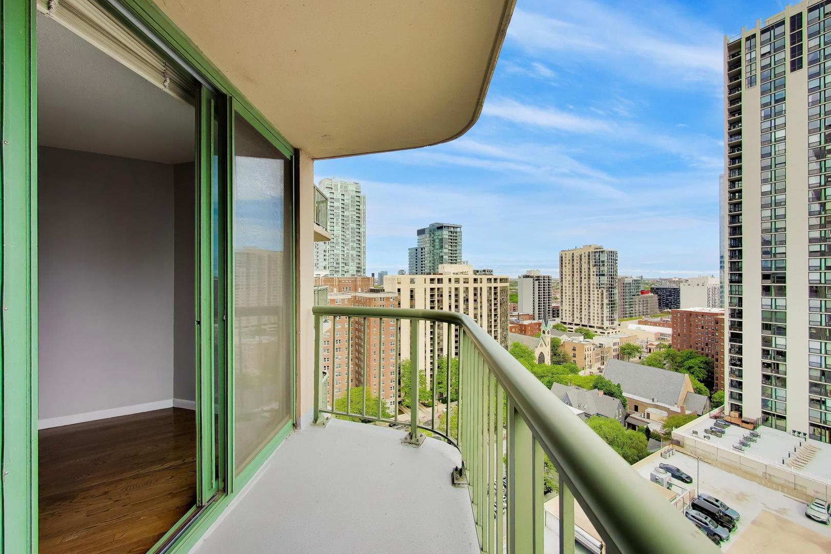 111 West Maple Street, Unit 1503 Chicago, IL 60610 - Photo 28 of 39 a balcony with a city view