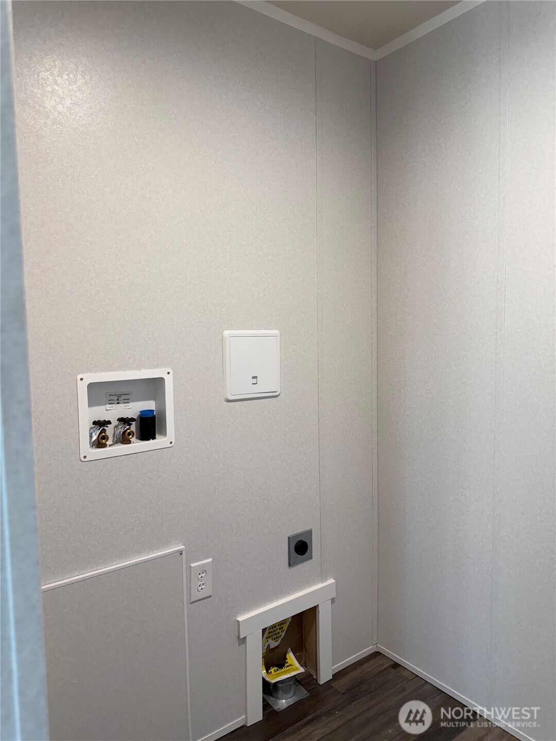 200 West Hawthorn Street, Unit 114 Connell, WA 99326 - Photo 11 of 16 a room with a table and wooden floor