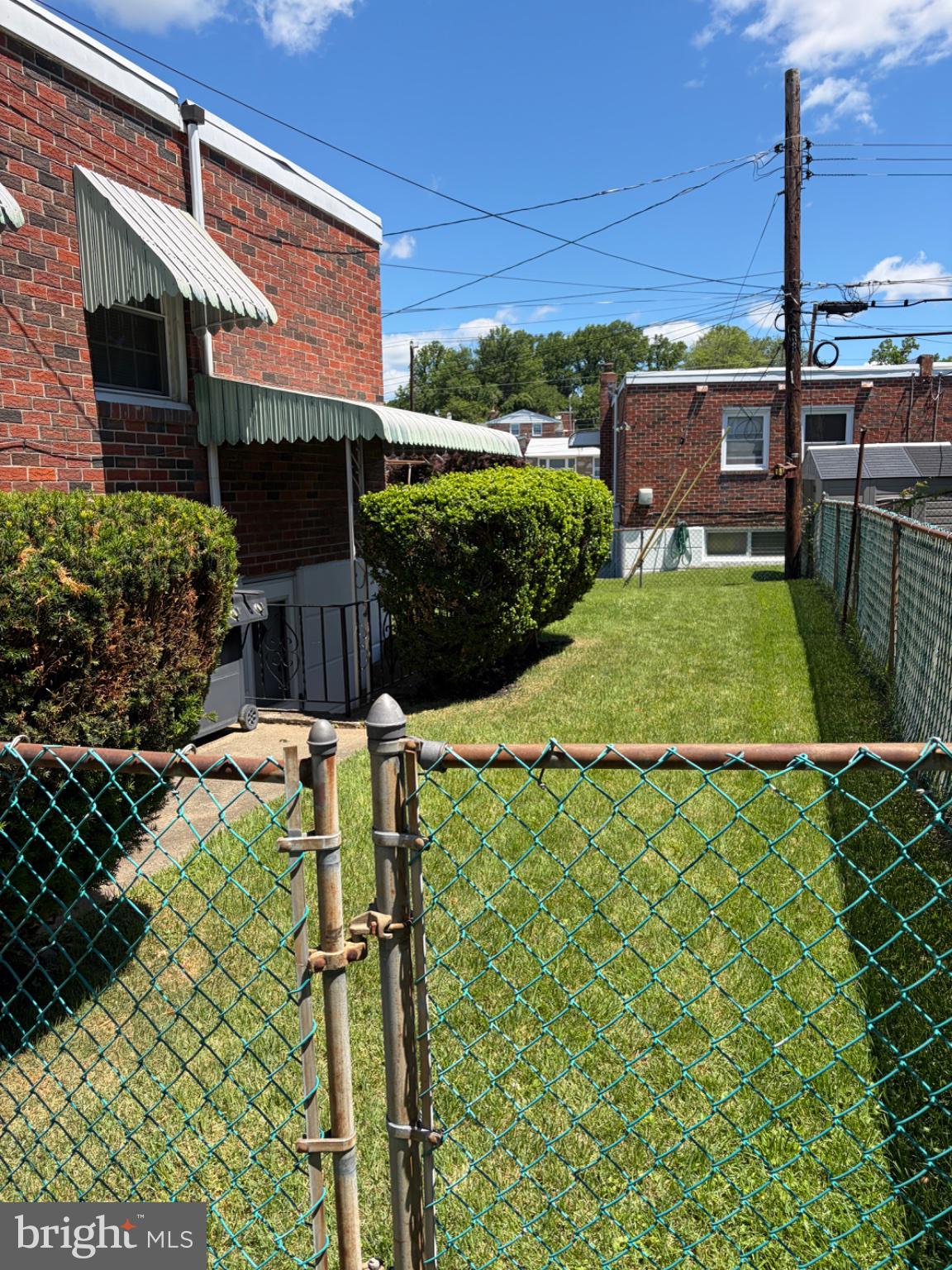 607 Sherrie Road Philadelphia, PA 19115 - Photo 4 of 19 Charming yard with lush greenery.