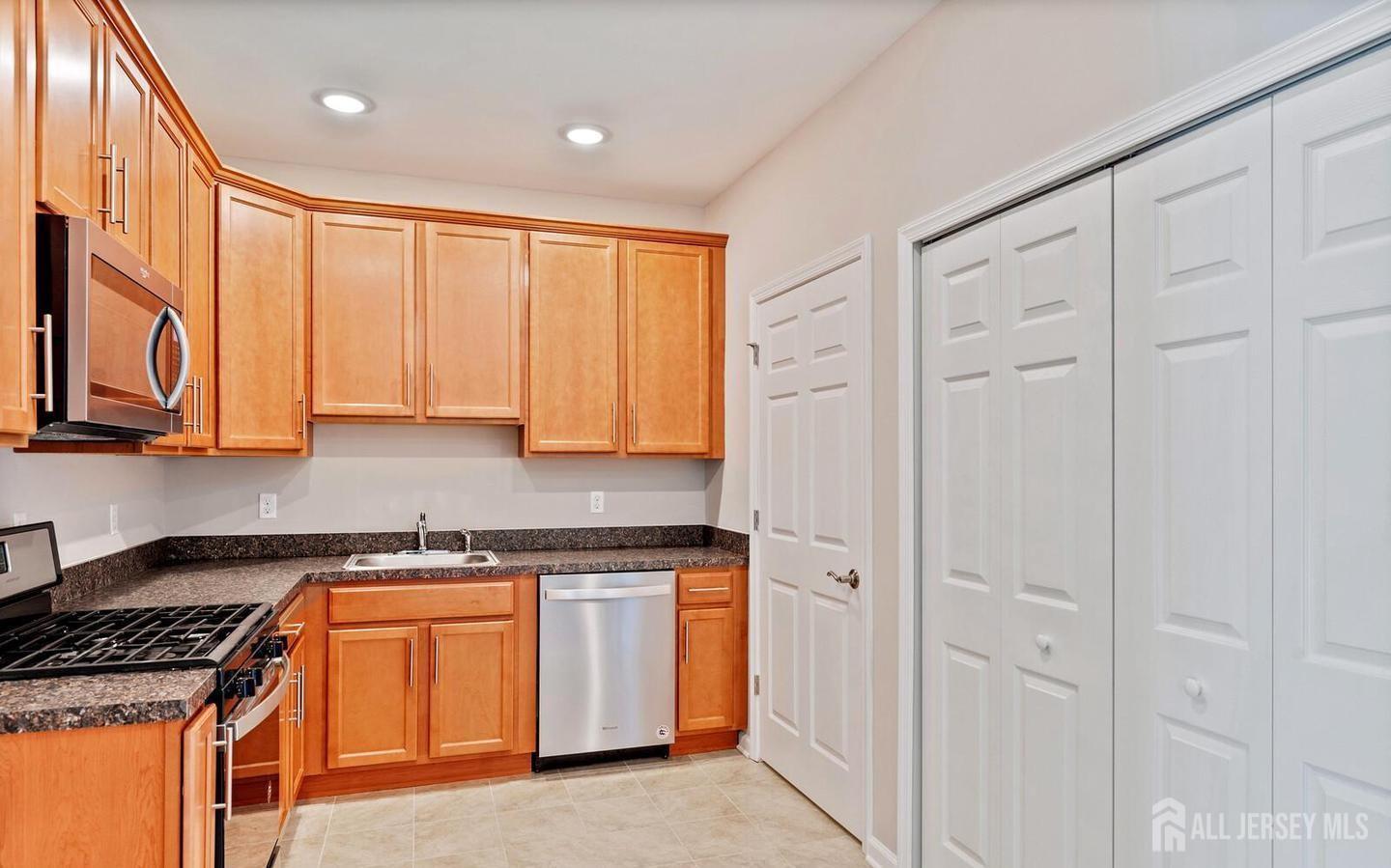 944 Halifax Place Hamilton, NJ 08619 - Photo 4 of 25