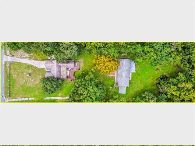 a view of a back yard