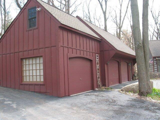 3941 Brighton Road Howell, MI 48843 - Photo 2 of 25 3 Car Garage