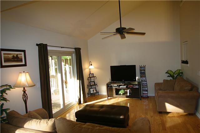 363 Summit Ridge Circle Nashville, TN 37215 - Photo 3 of 16 Vaulted Ceiling. Balcony overlooks woods.