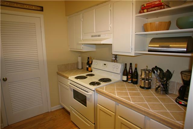 363 Summit Ridge Circle Nashville, TN 37215 - Photo 5 of 16 Kitchen with Laundry Room Adjacent. Washer and Dryer Are Included in Sale.