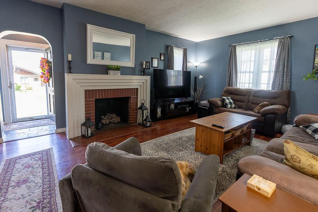 598 Commanche Road Chillicothe, OH 45601 - Photo 9 of 48 Living Room