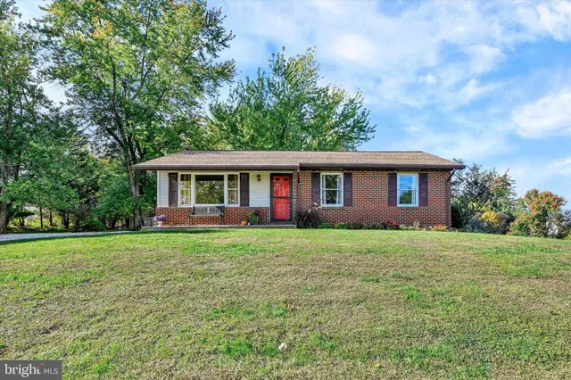 a view of a house with backyard and garden