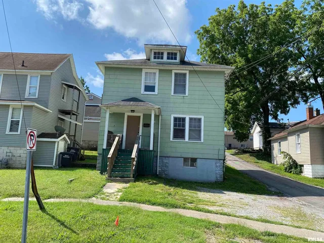 a view of a yard in front of a house