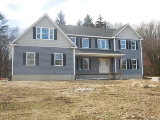 a view of a yard with plants