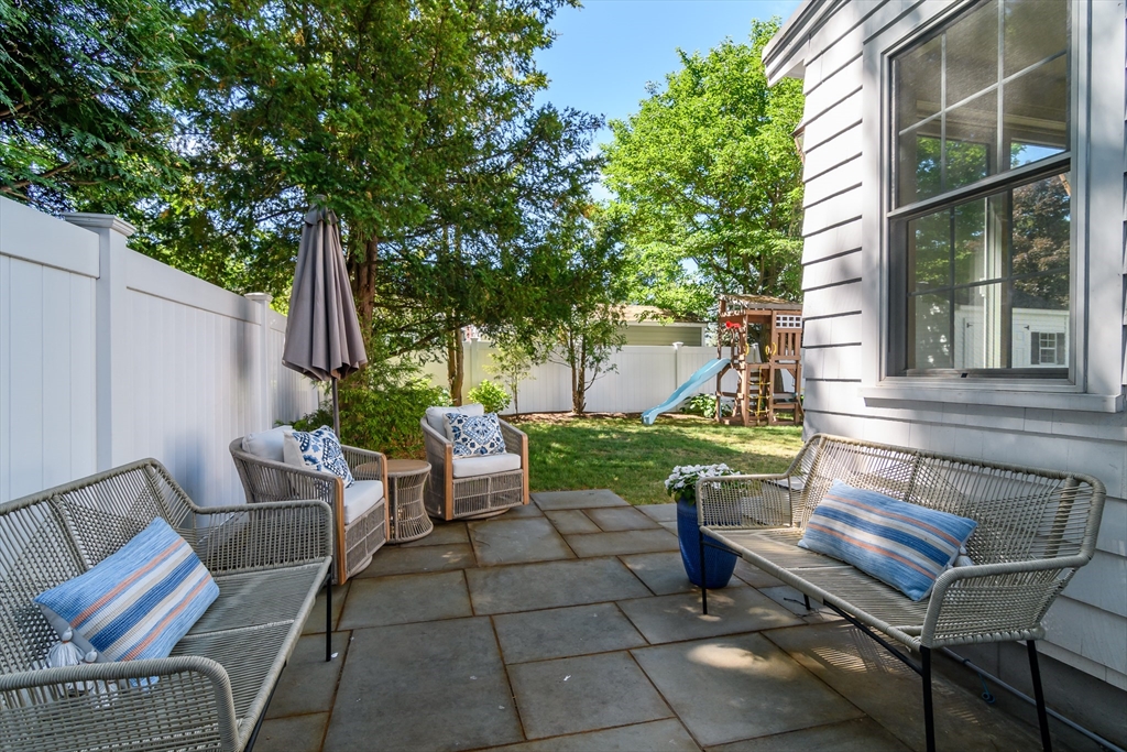 58 Manor Avenue Wellesley, MA 02482 - Photo 4 of 25