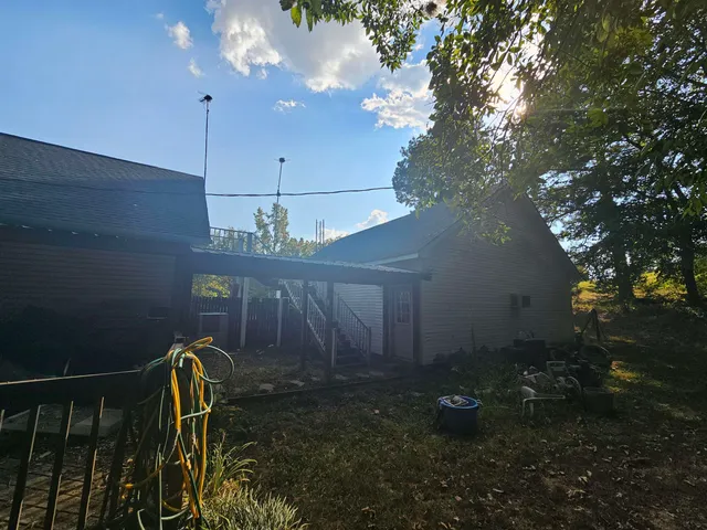 a view of a backyard