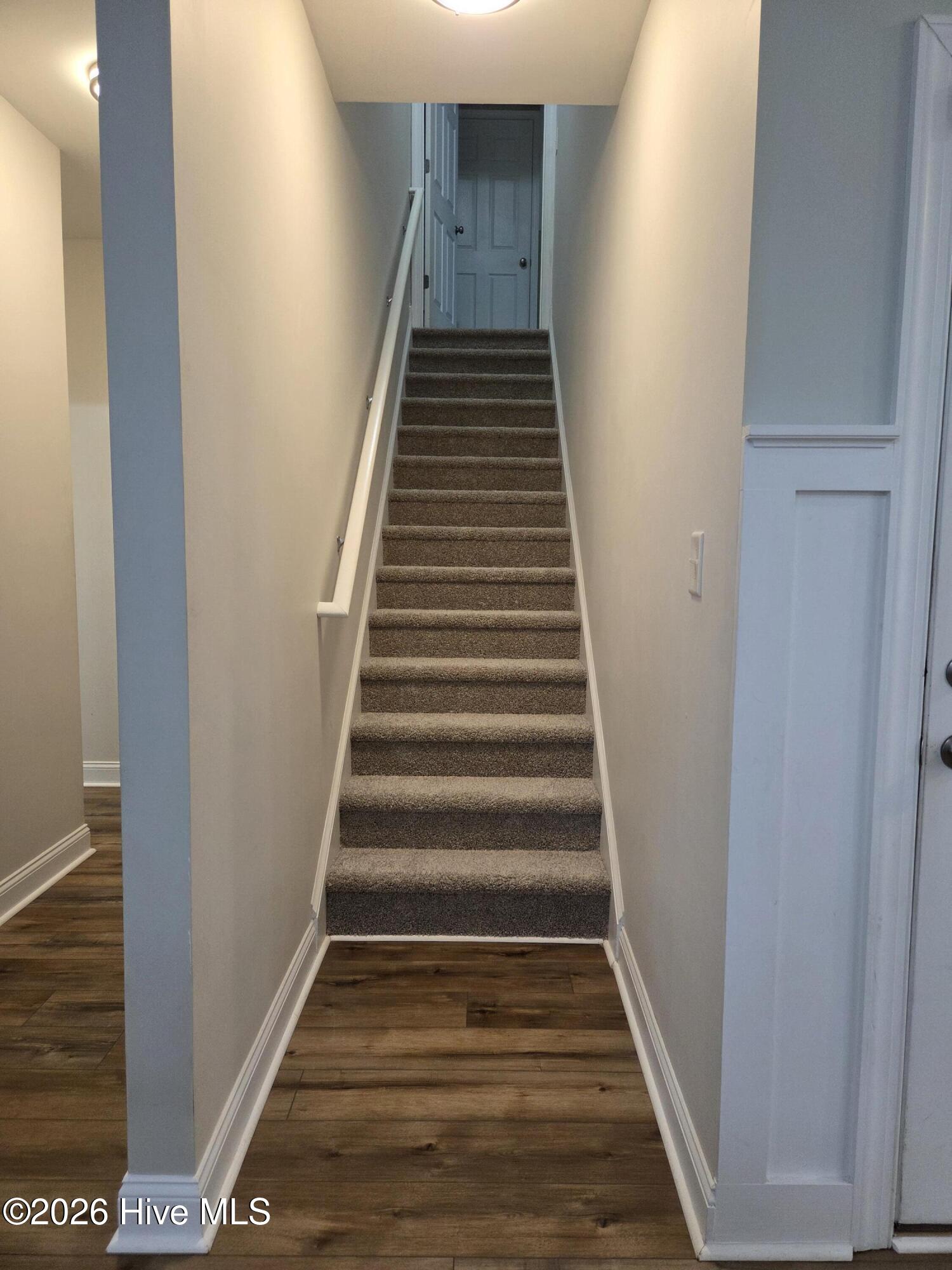 253 Channel Marker Loop Swansboro, NC 28584 - Photo 19 of 21 Stairway