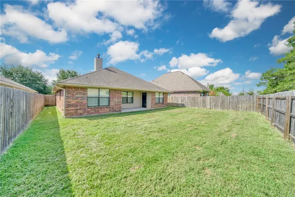 a view of a house with backyard and garden